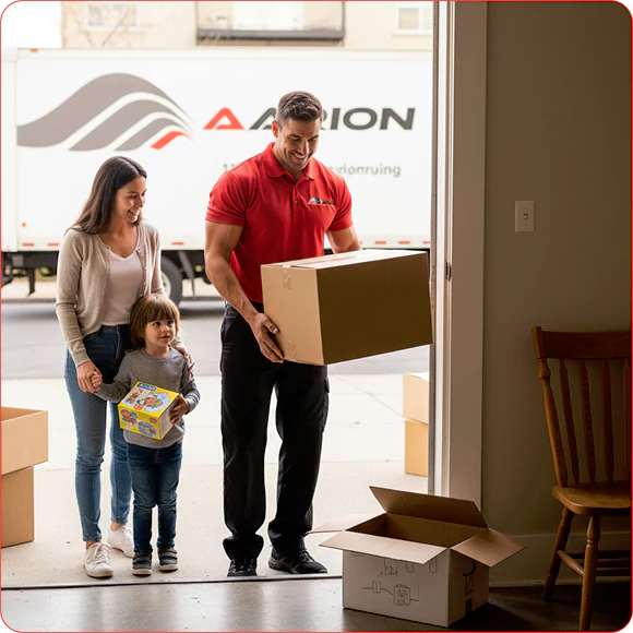 Déménageurs professionnels manipulant des meubles avec soin